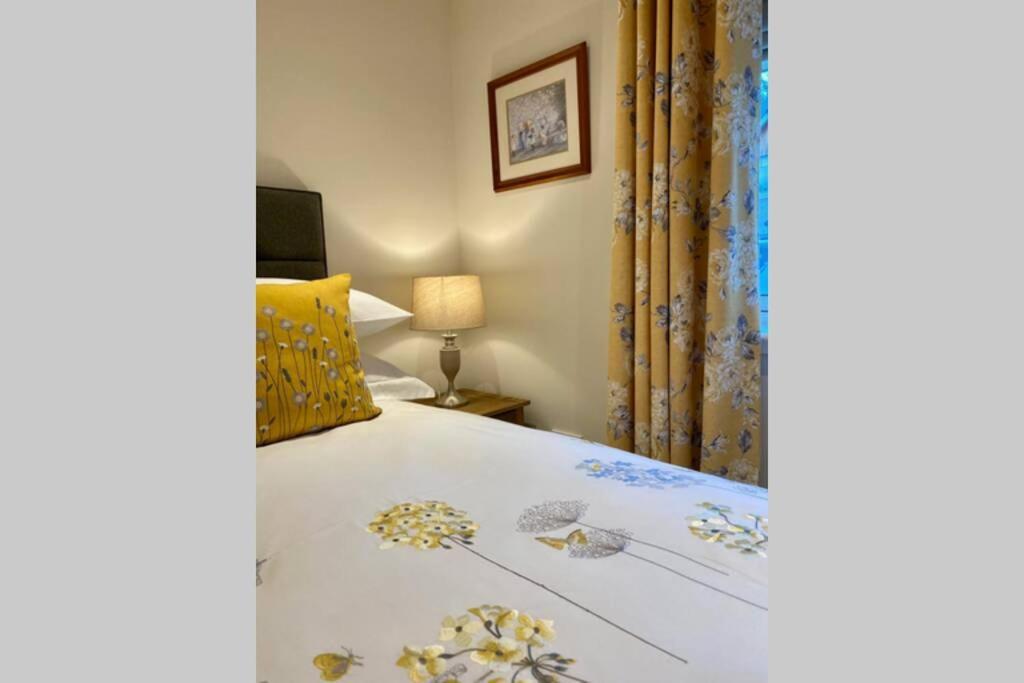 Beautiful 2 Bedroom, 2 Bathroom Flat With Parking. Pitlochry Eksteriør bilde
