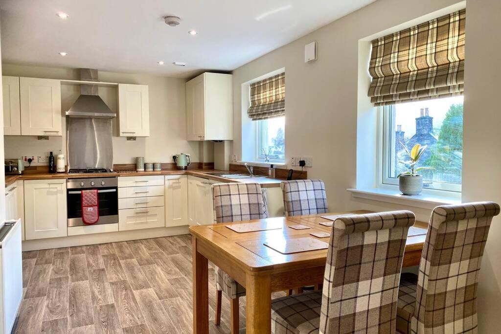Beautiful 2 Bedroom, 2 Bathroom Flat With Parking. Pitlochry Eksteriør bilde