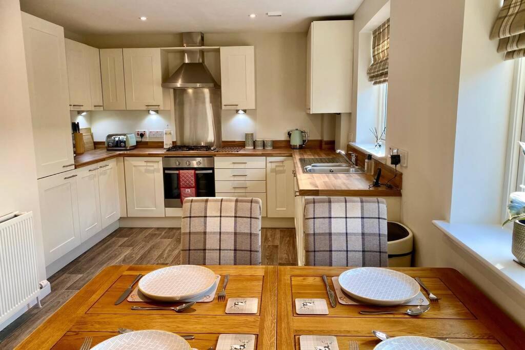 Beautiful 2 Bedroom, 2 Bathroom Flat With Parking. Pitlochry Eksteriør bilde