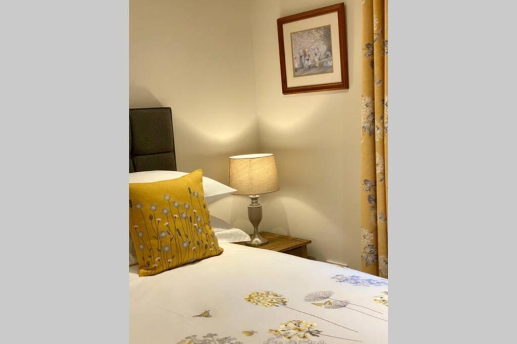 Beautiful 2 Bedroom, 2 Bathroom Flat With Parking. Pitlochry Eksteriør bilde