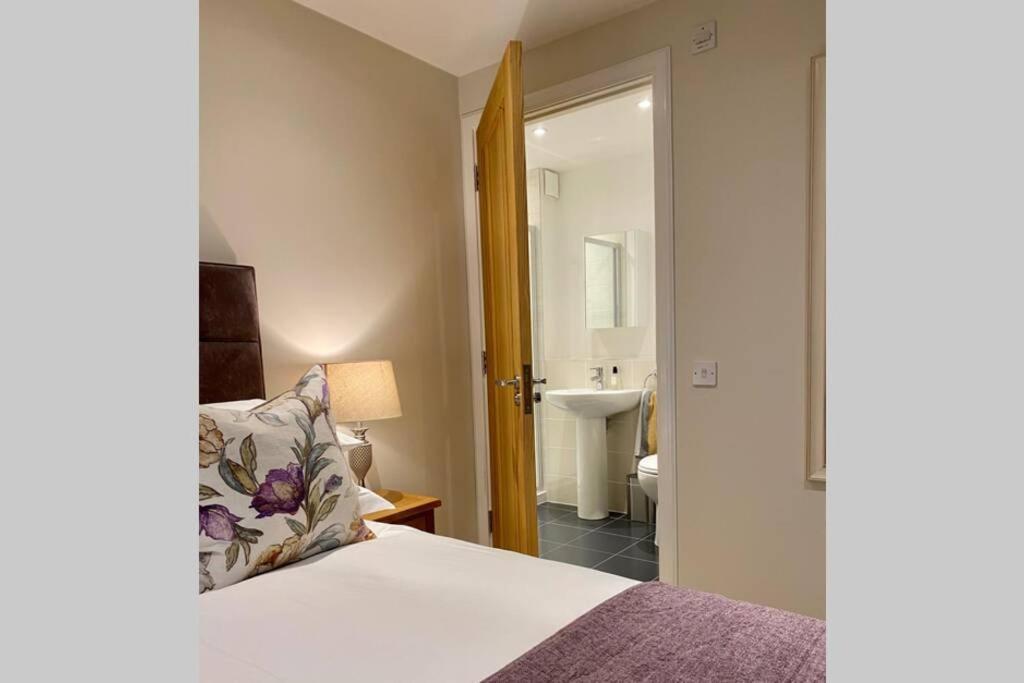 Beautiful 2 Bedroom, 2 Bathroom Flat With Parking. Pitlochry Eksteriør bilde