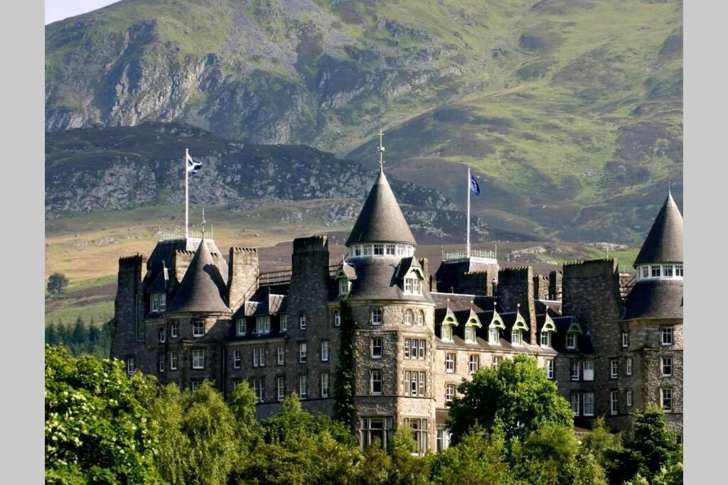 Beautiful 2 Bedroom, 2 Bathroom Flat With Parking. Pitlochry Eksteriør bilde