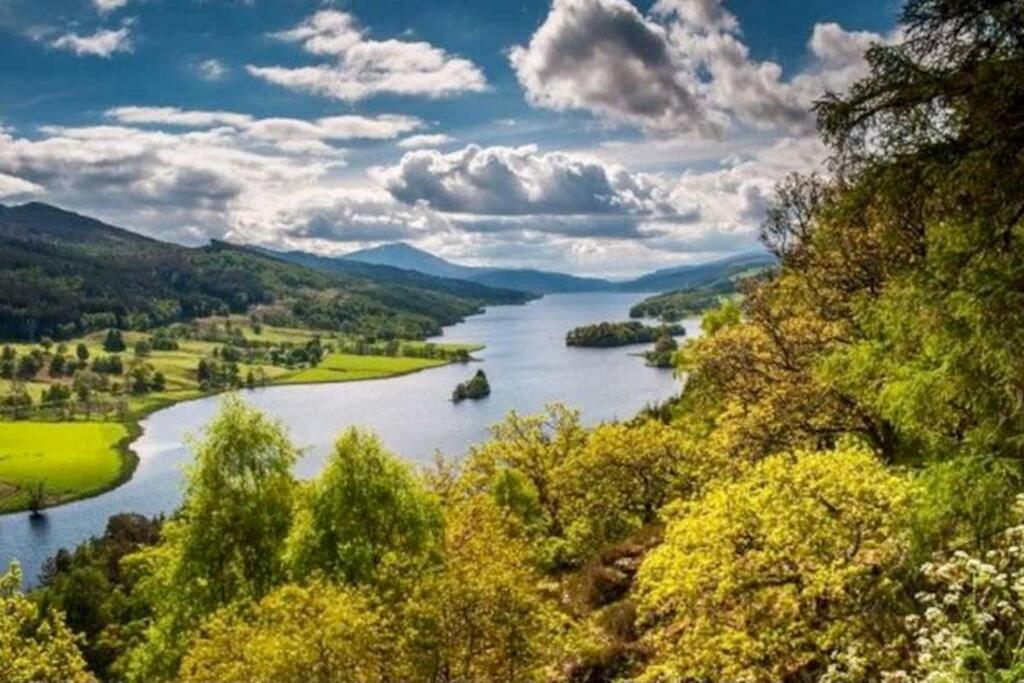 Beautiful 2 Bedroom, 2 Bathroom Flat With Parking. Pitlochry Eksteriør bilde