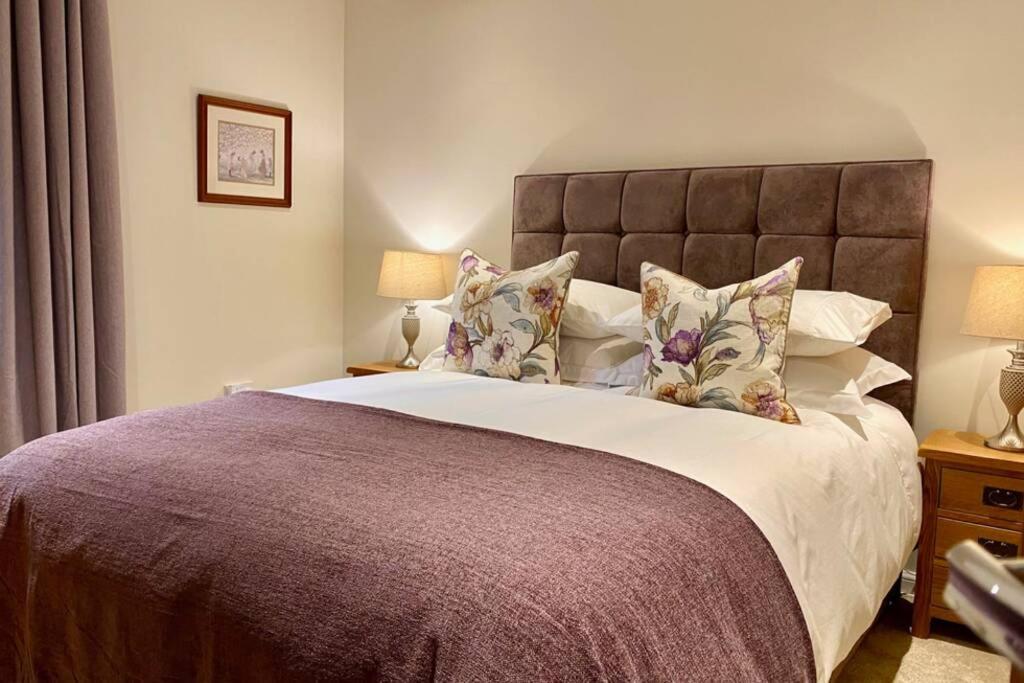 Beautiful 2 Bedroom, 2 Bathroom Flat With Parking. Pitlochry Eksteriør bilde