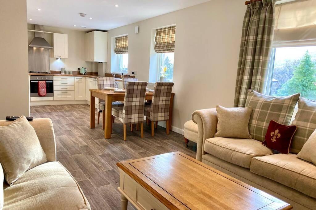 Beautiful 2 Bedroom, 2 Bathroom Flat With Parking. Pitlochry Eksteriør bilde