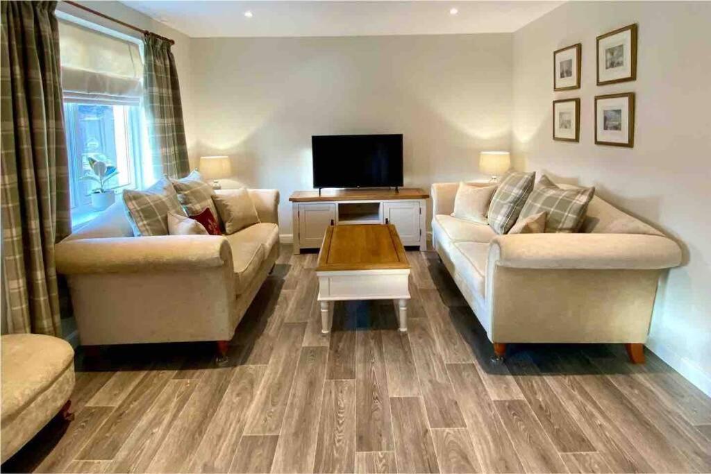 Beautiful 2 Bedroom, 2 Bathroom Flat With Parking. Pitlochry Eksteriør bilde