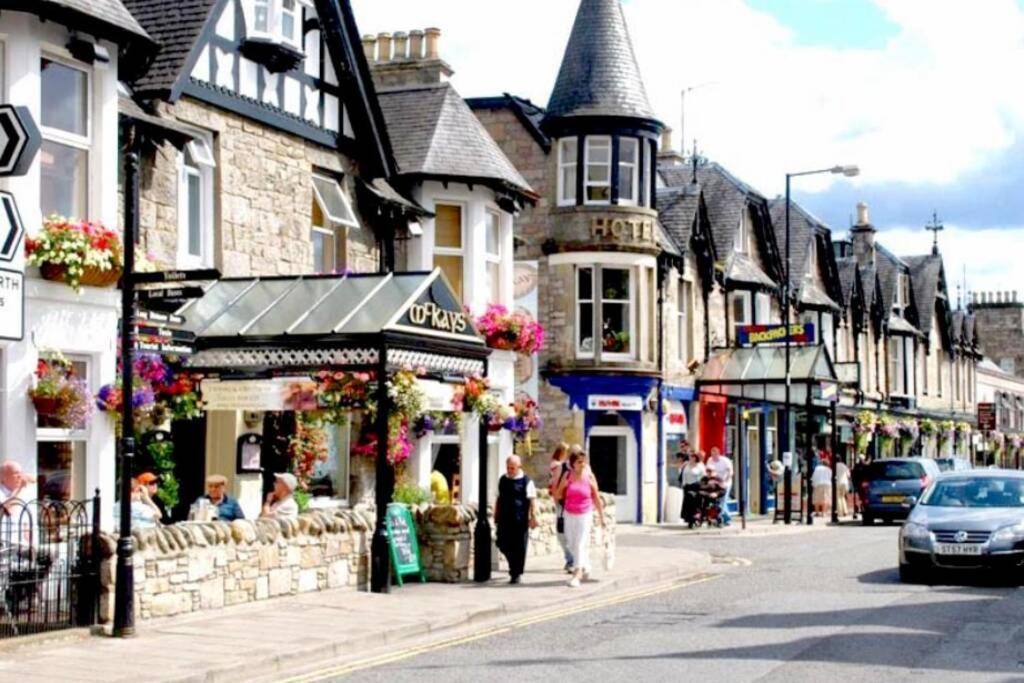 Beautiful 2 Bedroom, 2 Bathroom Flat With Parking. Pitlochry Eksteriør bilde